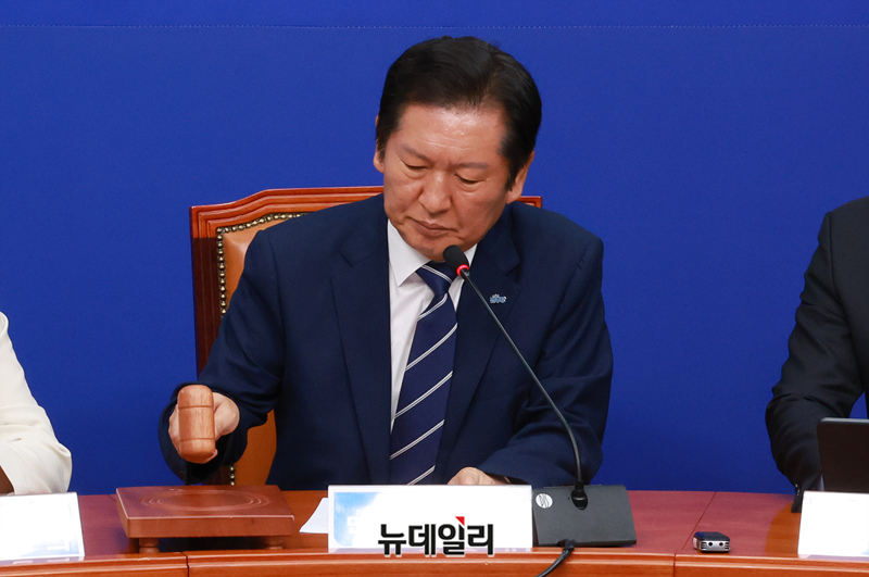 ▲ 정청래 더불어민주당 대표가 8월 11일 오전 국회에서 열린 최고위원회의에 참석해 의사봉을 두드리고 있다. ⓒ이종현 기자