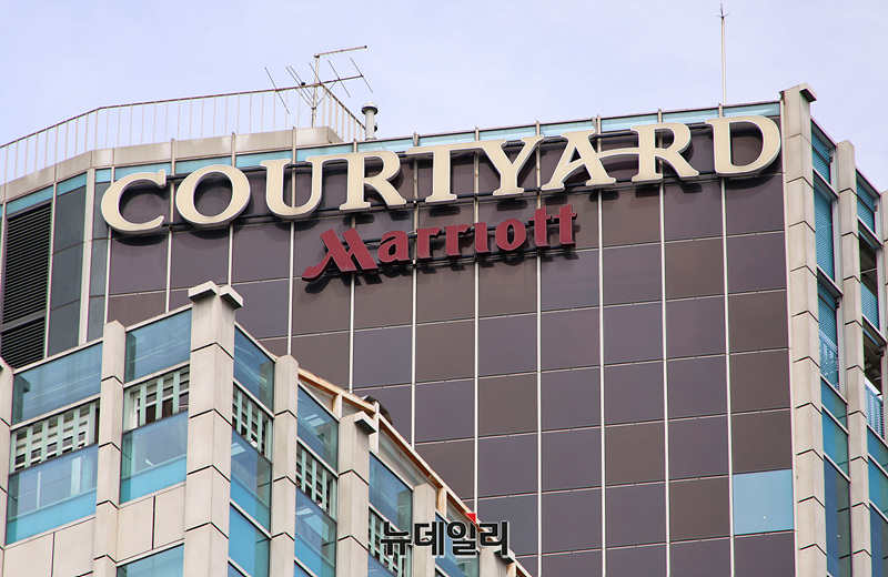 ▲ 태광그룹이 최근 연이어 M&A 시장에 뛰어들며 기업 포트폴리어 재편에 나섰다. 사진은 우선협상자로 선정된 남대문 메리어트 호텔 ⓒ서성진 기자