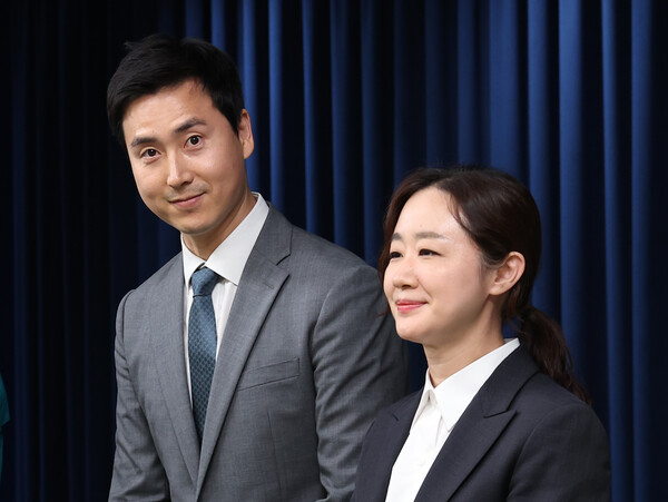 ▲ 최지현 변호사(오른쪽)가 서울 용산 대통령실 청사에서 대통령실 신임 부대변인에 임명된 뒤 소감을 밝히고 있다. 2023.08.10. ⓒ연합뉴스
