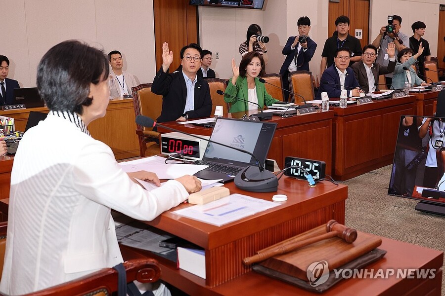 ▲ 지난 2일 서울 여의도 국회에서 열린 법제사법위원회 전체회의에서 국민의힘 나경원 의원 등 의원들이 의사진행 발언을 요청하고 있다. ⓒ연합뉴스