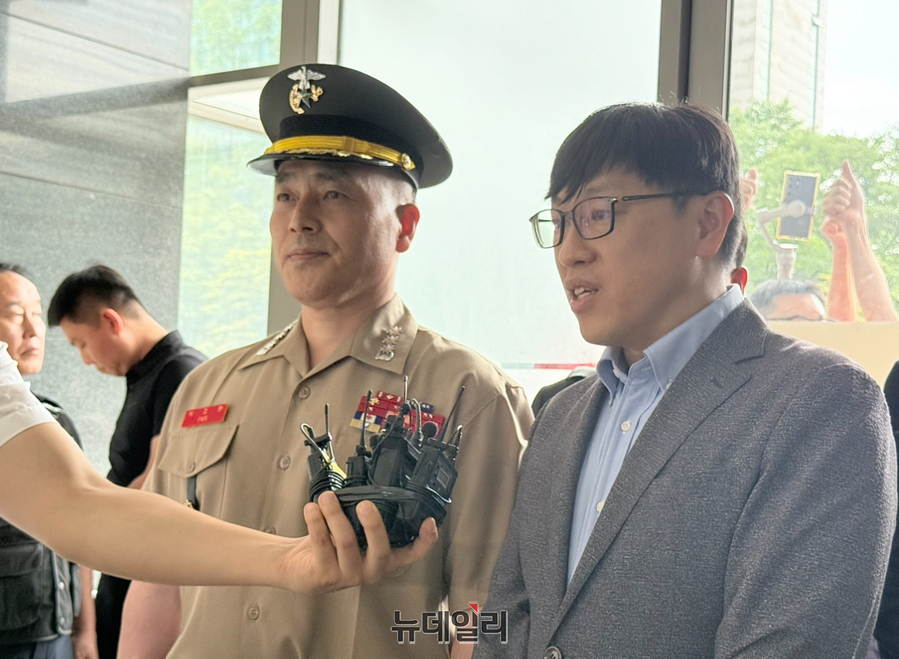 ▲ 박정훈 해병대 수사단장이 지난달 31일 오후 변호인단과 함께 서울 서초동 순직해병 특검 사무실에 출석했다. ⓒ정혜영 기자