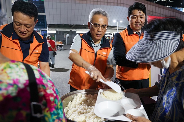 ▲ 이희학 목원대 총장이 3일 대전역 광장에서 노숙인과 취약계층을 위한 급식 봉사를 했다.ⓒ목원대