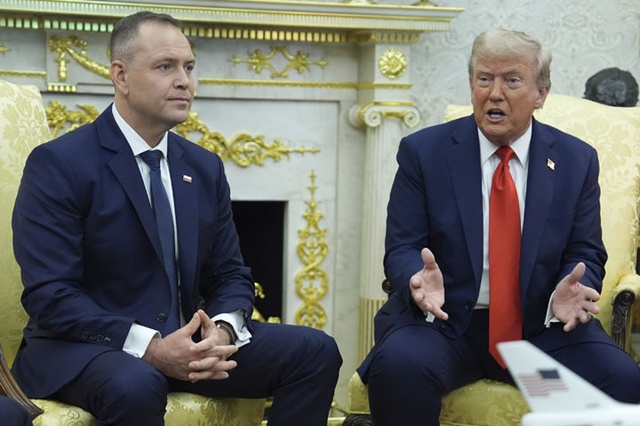 ▲ 도널드 트럼프 미국 대통령(우)이 백악관에서 카롤 나브로츠키 폴란드 대통령과 회담하고 있다. 250903 AP/뉴시스. ⓒ뉴시스