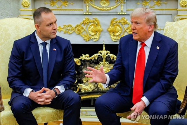 ▲ 도널드 트럼프 미국 대통령(우)이 백악관에서 카롤 나브로츠키 폴란드 대통령과 회담하고 있다. 250903 로이터=연합뉴스. ⓒ연합뉴스