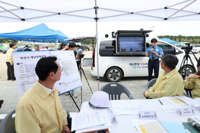 ▲ '2025년 안전화성훈련'에서 재난지휘차량 및 재난안전드론을 활용해 재난상황을 실시간으로 보고받고 있는 정명근 시장ⓒ화성시 제공
