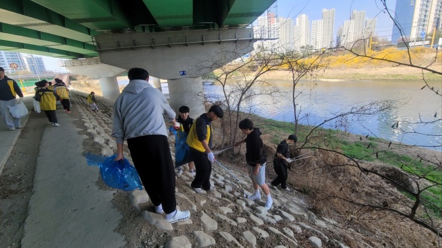 ▲ 병점역 동문굿모닝힐 입주민들이 황구지천 쓰레기 줍기 행사를 하고 있다(자료사진)ⓒ화성시 제공