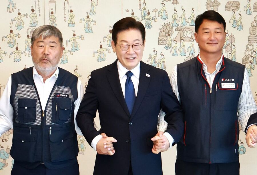 ▲ 이재명 대통령이 4일 서울 용산 대통령실 청사에서 열린 양대 노총 위원장과 오찬 간담회에서 양경수(오른쪽) 민주노총 위원장, 김동명 한국노총 위원장과 기념촬영을 하고 있다. ⓒ뉴시스