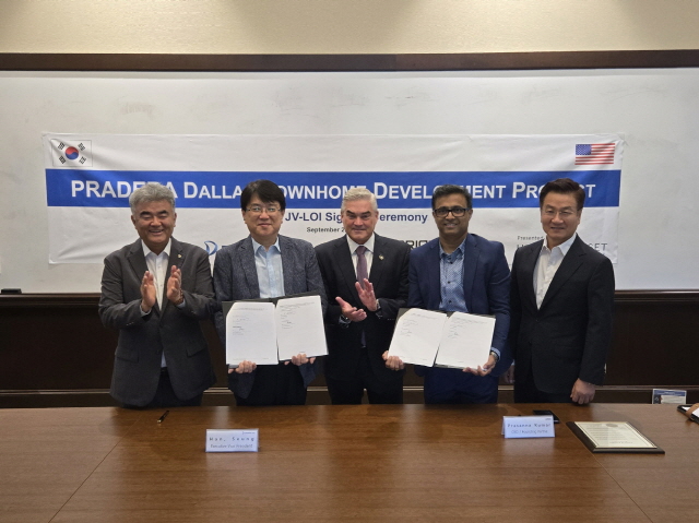 ▲ 정원주 회장을 비롯한 대우건설 관계자들이 미국 텍사스주 프로스퍼 시청에서 오리온 RE 캐피탈과 MOU를 체결하고 있다. ⓒ대우건설