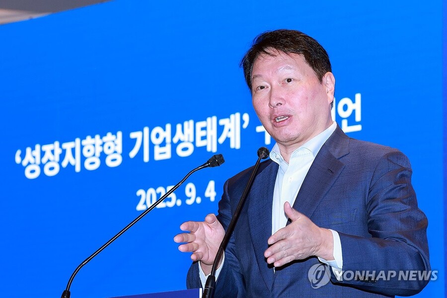 ▲ 최태원 대한상공회의소 회장이 4일 서울 중구 롯데호텔 사파이어볼룸에서 대한상의·한국경제인협회·한국중견기업연합회가 연 기업성장포럼 출범식에 참석해 기조연설하고 있다. ⓒ연합뉴스