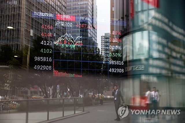 ▲ 유리창에 비친 중국 주가지수 화면. 250818 EPA 연합뉴스 자료사진. ⓒ연합뉴스