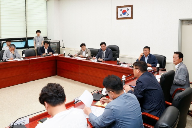 ▲ 화성시 측량협회 임원들과의 간담회ⓒ화성시의회 제공