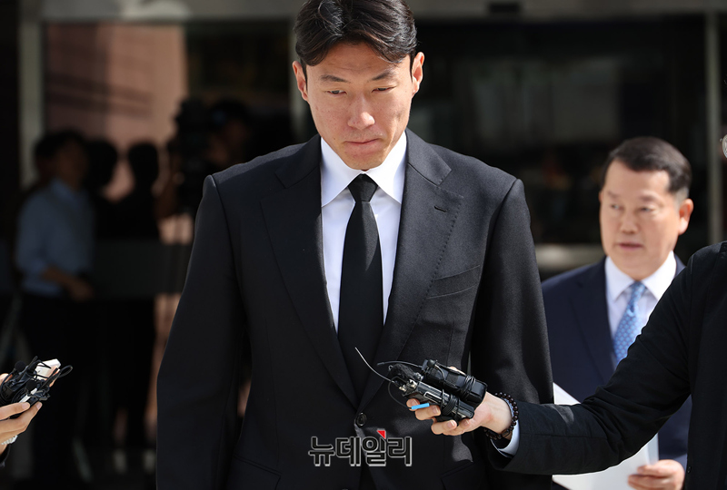 ▲ 축구선수 황의조가 서울 서초구 서울중앙지법에서 진행된 불법 촬영 혐의 사건 2심 선고 공판이 끝난 후 법원에서 나가고 있다. ⓒ정상윤 기자