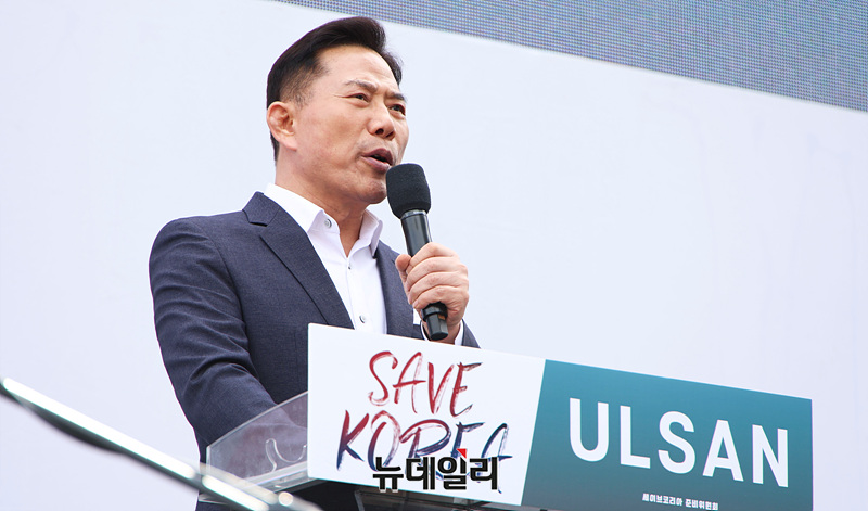 ▲ 손현보 목사가 지난 3월 29일 울산에서 열린 윤석열 전 대통령 탄핵반대 세이브코리아 울산 국가비상기도회에서 연사로 나서 발언하고 있다. /뉴데일리DB