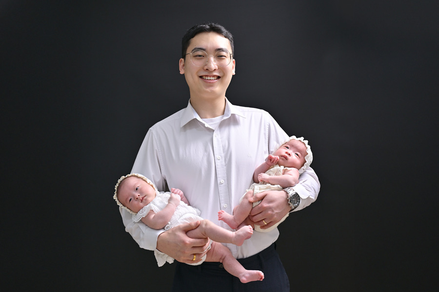 ▲ 울산CLX의 협력업체에 소속된 전씨와 올해 2월 탄생한 그의 쌍둥이 딸ⓒSK이노베이션 뉴스룸