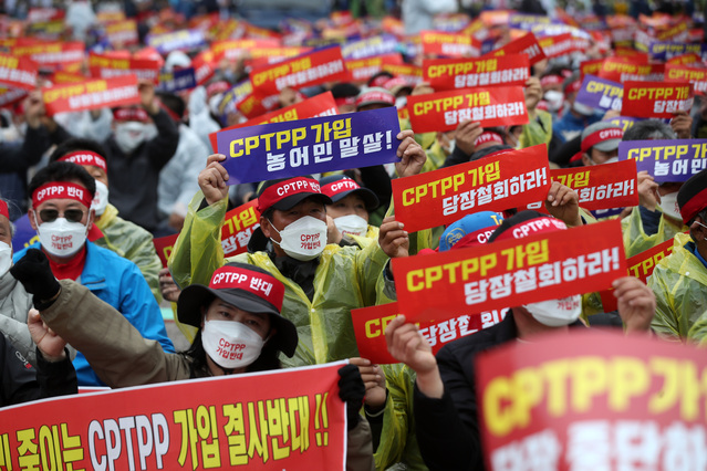 ▲ 한국농축산연합회, 농민의길, 전국어민회총연맹 등 농어민 단체가 13일 서울 여의도공원에서 전국농어민대회를 열고 포괄적·점진적 환태평양경제동반자협정(CPTPP)가입 반대를 촉구하고 있다. 2022.04.13. ⓒ뉴시스