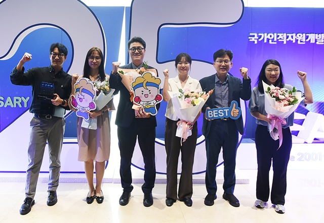 ▲ 경기도경제과학진흥원 관계자들이 4일 서울 용산 드래곤시티 그랜드볼룸 한라홀에서 열린 '2025 Best of CHAMP' 시상식에서 고용노동부 장관상 수상 후 기념촬영을 하고 있다. ⓒ경기도경제과학진흥원 제공