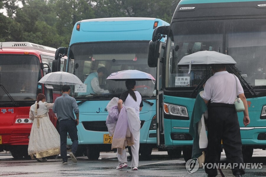 ▲ 정부가 오는 9월 29일부터 내년 6월 30일까지 중국 단체관광객 대상 무비자 입국을 허용하기로 결정한 가운데 지난달 6일 서울 경복궁 주차장에서 중국인 단체 관광객들이 관광버스에 탑승하고 있다. ⓒ연합뉴스