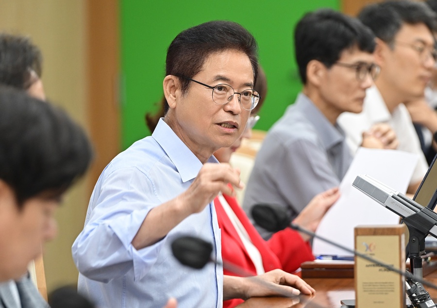 ▲ 이철우 지사는 4일 경북도청에서 열린 회의에서 “예산은 누가 더 필요성을 설득하느냐에 달렸다”며 각 실·국장들에게 기획재정부와 국회 상임위 대응에 총력을 다할 것을 지시하면서 “정기국회를 앞두고 국비 예산 반영의 골든 타임이 얼마 남지 않았다”고 말했다.ⓒ경북도