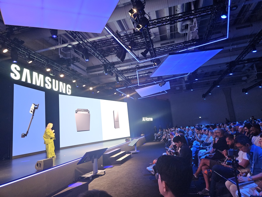 ▲ 유럽총괄 라이프스타일랩 캐서리나 메이어(Katharina Mayer)가 4일(현지 시간) 독일 베를린 유럽 최대 가전 전시회 'IFA 2025' 개막 전 열린 '삼성 프레스 콘퍼런스'에서 AI 가전을 소개하고 있다.ⓒ윤아름 기자