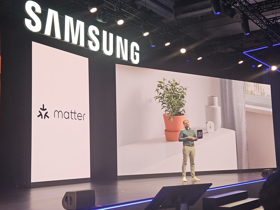 ▲ Eve systems 브랜드&비즈니스 총괄 팀 뵈스(Tim Böth)가 4일(현지 시간) 독일 베를린 유럽 최대 가전 전시회 'IFA 2025' 개막 전 열린 '삼성 프레스 콘퍼런스'에서 AI 가전을 소개하고 있다.ⓒ윤아름 기자