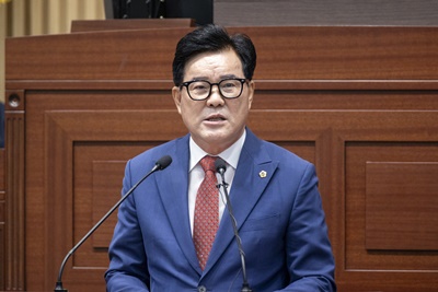 ▲ 경북도의회 윤승오 의원(국민의힘, 영천)은 따뜻한 밥 한 끼는 단순한 식사가 아니라 생명과 삶의 의지”라며, “내년부터는 경북 어디서든 어르신들이 경로당 행복밥상의 혜택을 누릴 수 있도록 도의 철저한 준비와 지원을 촉구한다”고 밝혔다.ⓒ경북도의회