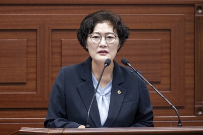 ▲ 경북도의회 건설소방위원회 소속 남영숙 의원(상주1, 국민의힘)은 경북 모든 시·군에 임대형 스마트팜 최소 2개소 이상 설치 등의 정책 개선 방안을 제안했으며, 경북도가 청년농의 스마트팜 창업 기반 마련을 위해 행·재정적으로 적극 나설 것을 거듭 촉구했다.ⓒ경북도의회