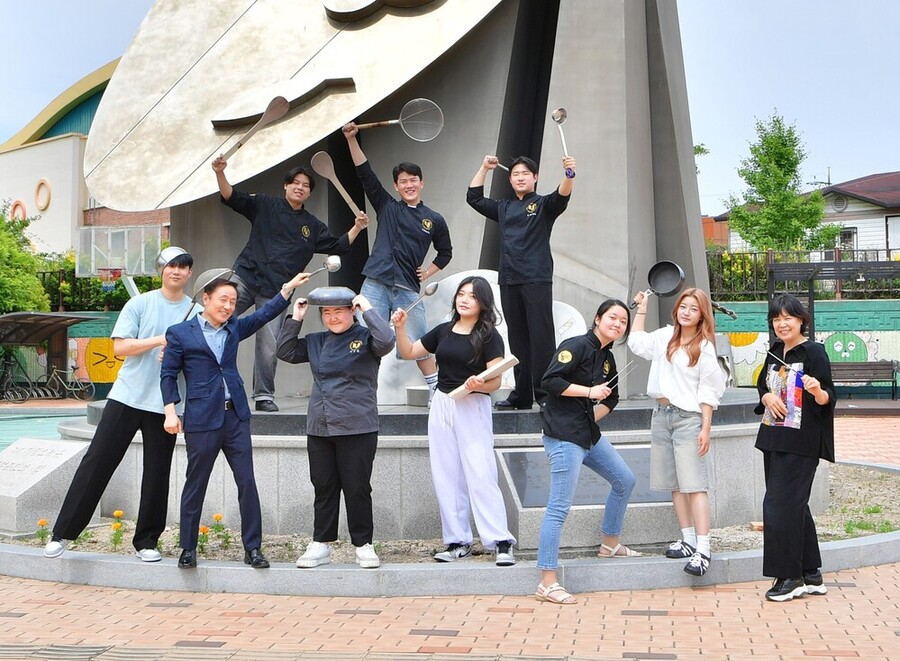 ▲ 외식분야 창업 전문교육시설이 들어서는 옛 노인복지회관 앞에서 포즈를 취한 호남대 청년 쉐프들ⓒ장성군 제공