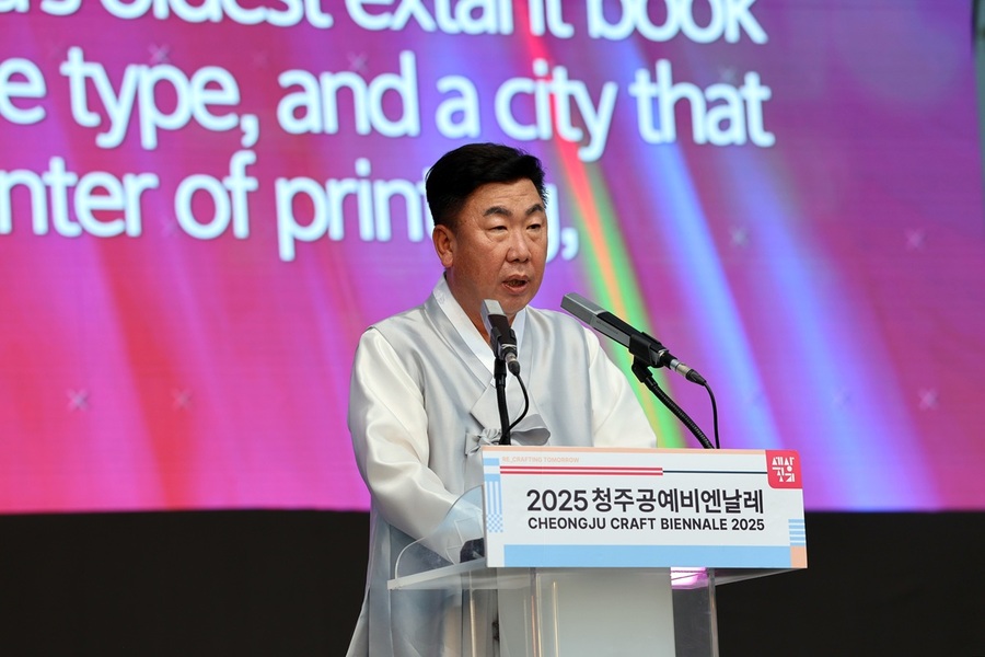 ▲ 이범석 청주시장이 4일 오후 청주문화제조창에서 열린 2025 청주공예비엔날레 개막식에서 개회사를 하고 있다.ⓒ2025 청주공예비엔날레조직위원회