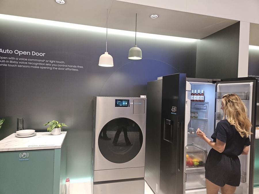 ▲ 관람객이 에너지 효율을 개선한 삼성전자 AI 세탁기와 AI 냉장고를 살펴보는 모습ⓒ윤아름 기자