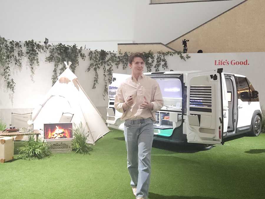 ▲ 4일(현지 시간) 독일 베를린에 위치한 LG전자 IFA2025 부스에서 모델이 '슈필라움' 부스를 소개하고 있다ⓒ윤아름 기자