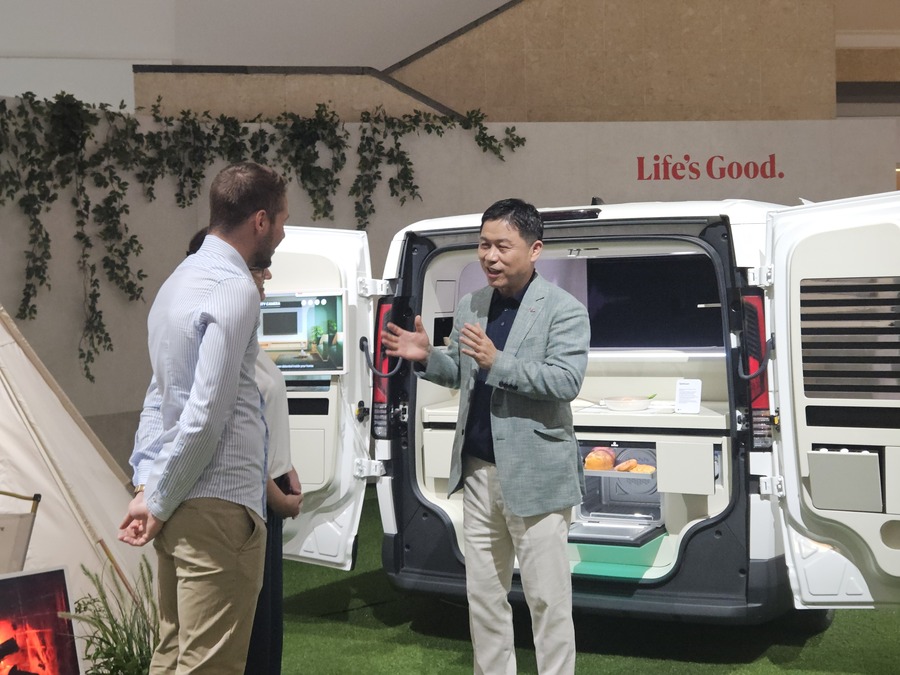 ▲ 류재철 LG전자 HS사업본부장(사장)이 4일(현지시간) 독일 베를린 IFA2025 현장에서 열린 기자간담회 직후 부스를 점검하고 있다.ⓒ윤아름 기자