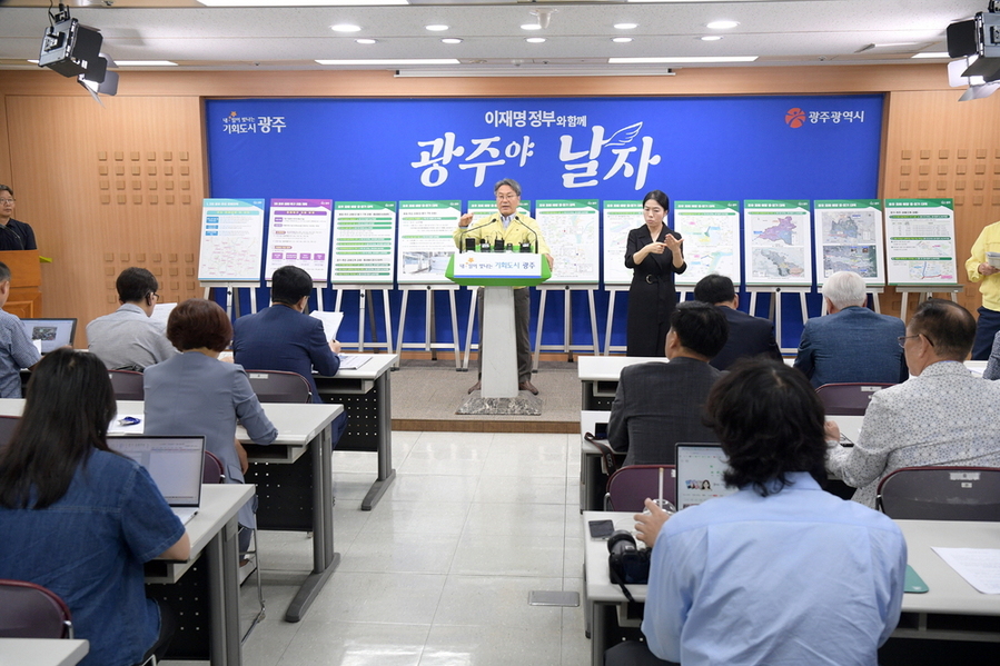 ▲ 강기정 광주광역시장이 4일 시청 브리핑실에서 5개 자치구와 함께 기자회견을 열고 ‘광주시민 생활안정을 위한 호우피해 복구 및 침수 예방 대책’을 발표하고 있다.ⓒ광주광역시 제공