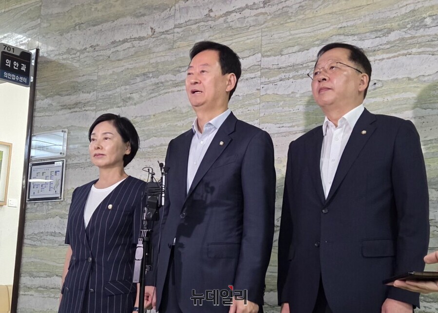 ▲ 국민의힘 최은석 원내수석대변인이 5일 오전 국회 윤리특별위원회 앞에서 추미애 법사위원장 제소와 관련한 입장을 밝히고 있다. ⓒ김상진 기자