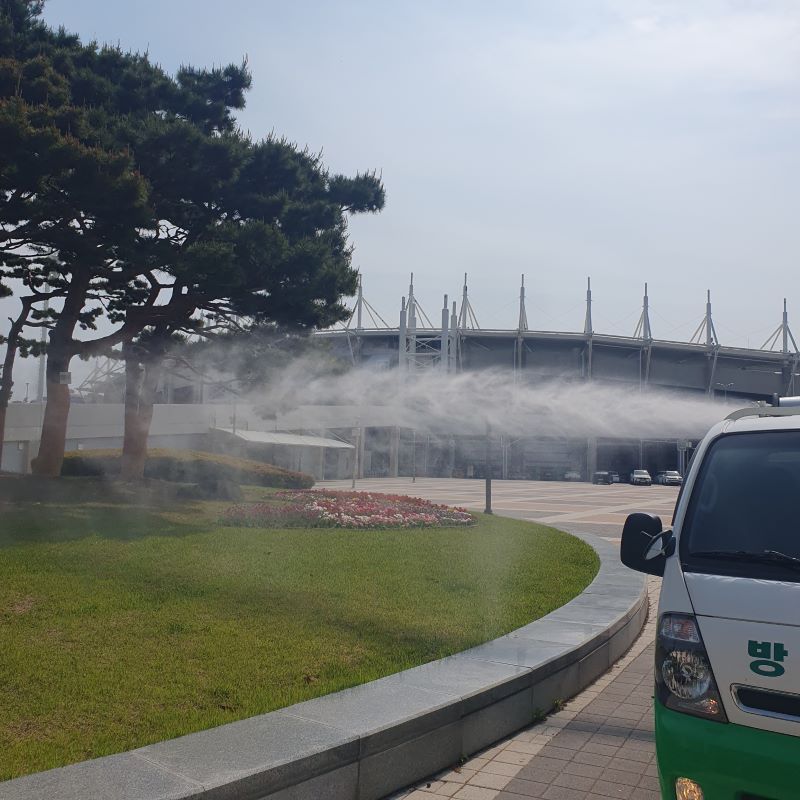 ▲ 천안시가 천안흥타령춤축제를 앞두고 종합운동장에서 방역 활동을 하고 있다.ⓒ천안시