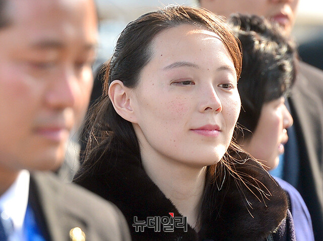 ▲ 북한 김정은의 여동생 김여정 북한 노동당 중앙위원회 제1부부장이 2018년 2월 9일 오후 전용기를 통해 인천국제공항 제1여객터미널에 도착했다. 김 부부장은 마중 나온 조명균 통일부 장관과 환담 후 평창동계올림픽 개막식에 참석하기 위해 KTX 승차장으로 이동하고 있다. ⓒ뉴데일리 DB