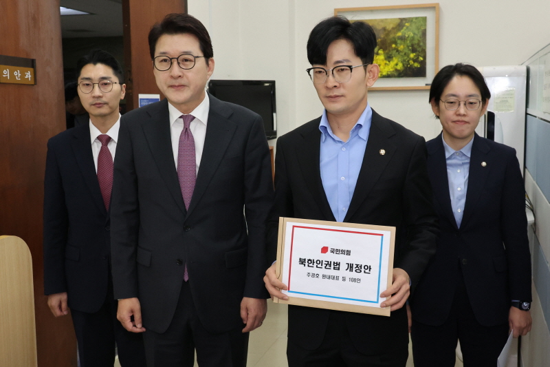 ▲ 박충권 국민의힘 의원(왼쪽 세 번째)이 2024년 11월 19일 오전 서울 여의도 국회 의안과에 당론 발의한 북한인권법 개정안을 제출하기 위해 들어서고 있다. 왼쪽부터 박준태 원내대변인, 신동욱 원내수석대변인, 박 의원, 조지연 원내대변인. ⓒ뉴시스