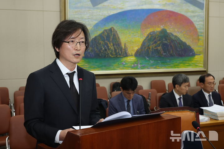 ▲ 주병기 공정거래위원장 후보자가 5일 서울 여의도 국회에서 열린 정무위원회의 인사청문회에서 선서를 하고 있다. ⓒ뉴시스