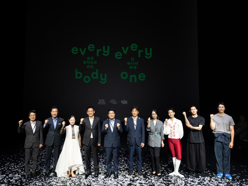 ▲ 서울문화예술교육센터 은평에서 송형종 서울문화재단 대표이사와 무용계 주요 참석자들이 개관을 함께 선언하고 있다.ⓒ서울문화재단