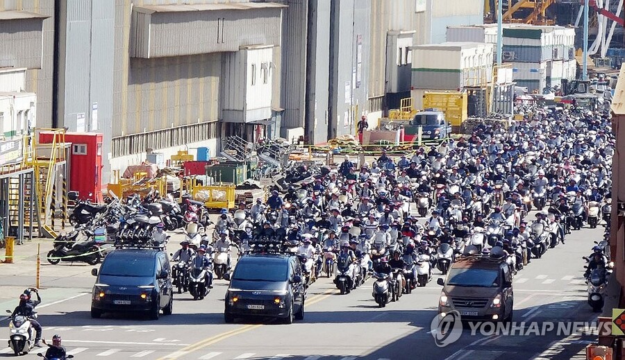 ▲ HD현대중공업 노조가 3일 임협 난항으로 올해 7번째 부분 파업을 벌였다. 조합원들이 울산 본사 조선소에서 오토바이를 타고 경적 시위하는 모습. ⓒ연합뉴스