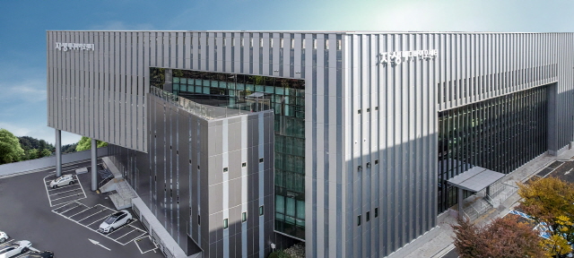 ▲ 2025년 한국리모델링건축대전 준공부문 대상을 수상한 '자생 메디바이오센터'전경ⓒ한화 건설부문