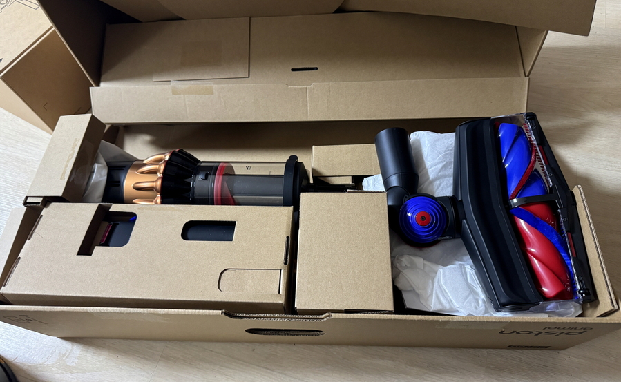 ▲ 상자를 개봉한 모습. 컬러풀한 모습이 인상적이다. ⓒ김재홍 기자