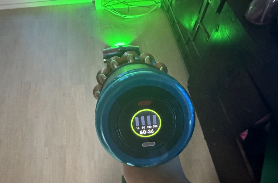 ▲ 본격적으로 제품을 체험했다. 초록색 LED 조명도 장점으로 판단된다. ⓒ김재홍 기자