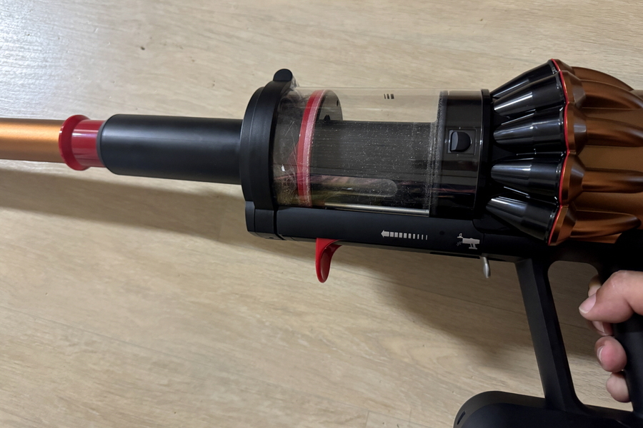 ▲ 레버를 이용해 먼지를 압축하거나 비울 수 있다. ⓒ김재홍 기자