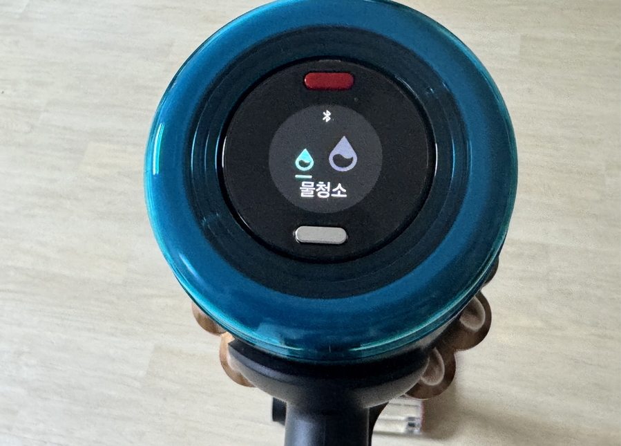 ▲ 물걸레 헤드를 장착하면 물청소도 가능하다. ⓒ김재홍 기자