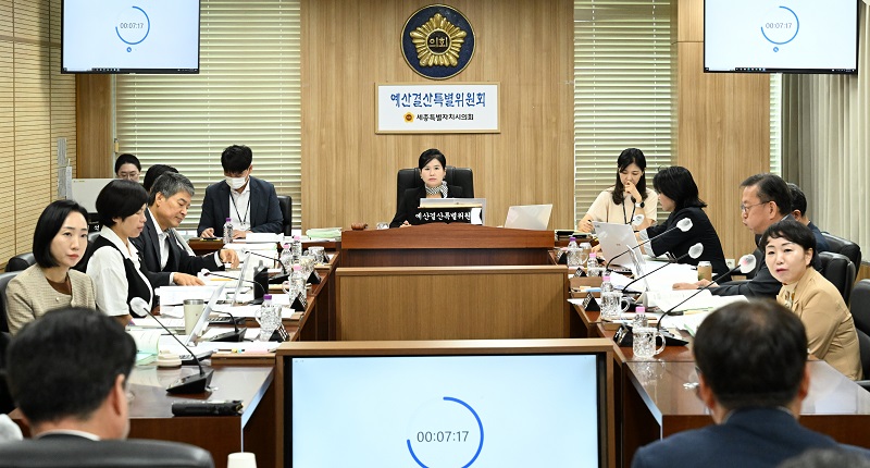 ▲ 세종시의회 예산결산특별위원회가 지난 4일 제100회 정례회를 열고‘2025년도 제2회 추가경정예산안’을 심사하고 있다.ⓒ세종시의회