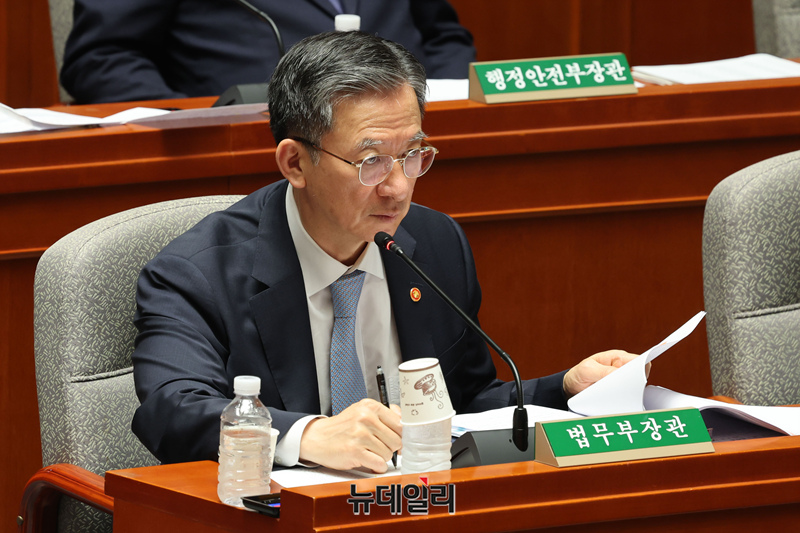 ▲ 정성호 법무부장관이 지난달 26일 오전 국회에서 열린 예산결산특별위원회 전체회의에서 질의에 답변하고 있다. ⓒ이종현 기자