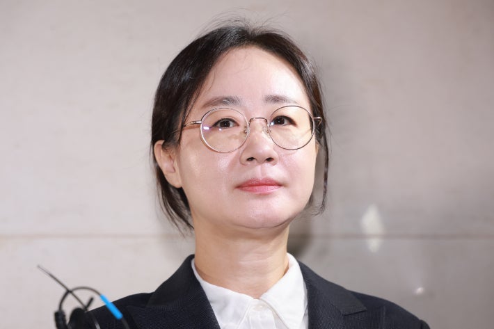 ▲ 최지현 전 대통령실 인사기획관실 인사비서관이 5일 참고인 신분으로 조사받기 위해 서울 서초구 이명현 순직해병 특별검사팀에 출석하고 있다. ⓒ연합뉴스