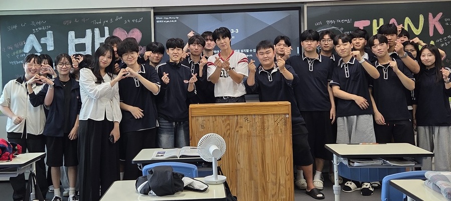 ▲ 동방신기 유노윤호, 모교에 생활용품 기부ⓒ광주시교육청 제공