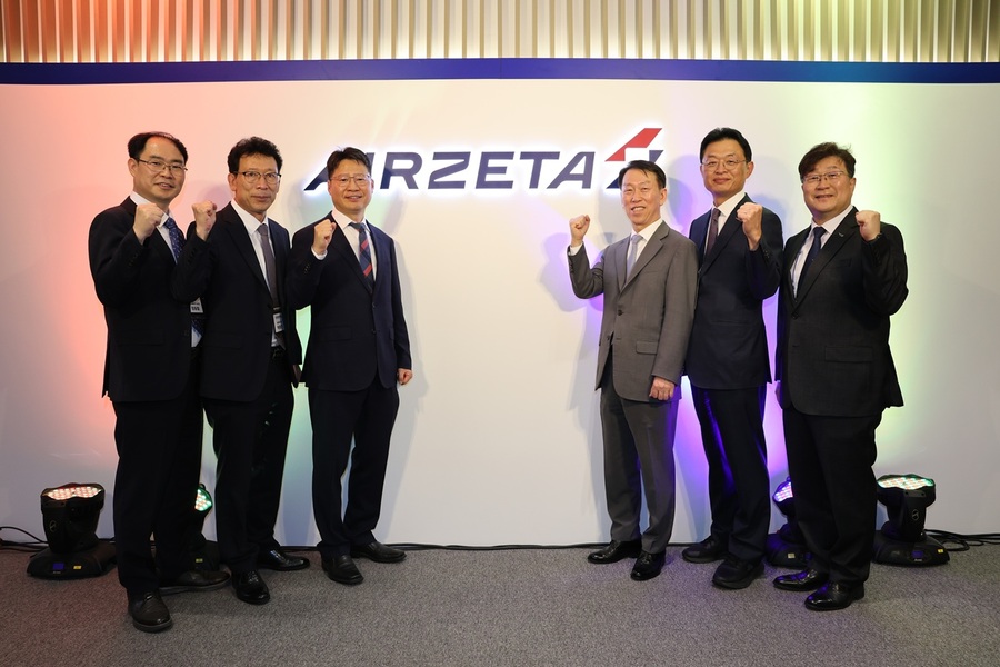 ▲ AIRZETA 출범식에서 김관식 대표(중앙 왼쪽)와 이병국 소시어스 대표(중앙 오른쪽) 등 관계자들이 현판을 공개하고 있다. ⓒAIRZETA