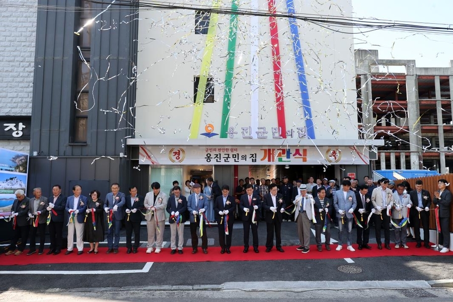 ▲ 5일 중구 항동 연안부두로에 위치한 ‘옹진군민의 집’ 개관식이 열려 주요 참석자들이 테이프 커팅을 하고 있다. ⓒ 옹진군 제공
